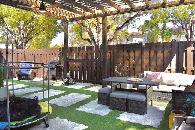 Foto del edificio - Northwest 107th Place, Doral, FL 33178 - 4 BR 3 BA single-family home