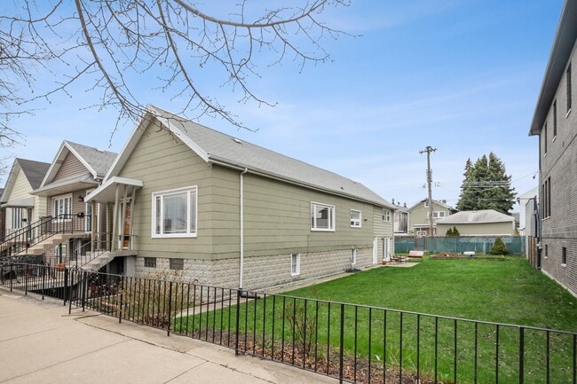 Building Photo - 2821 S Eleanor St