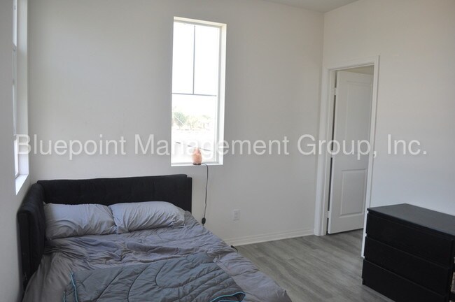 Building Photo - 3 story IB Townhome 2bd 2.5 baths