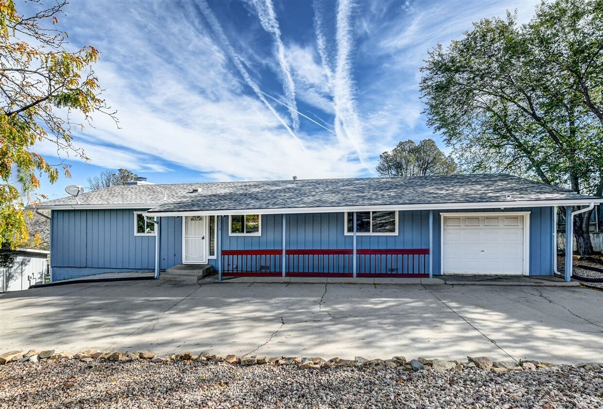 Primary Photo - 4 bedroom 2 bathroom home for rent in Pres...