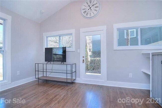 Foto del edificio - Remodeled 3 bed, 2 bath home in Plaza-Shamrock!