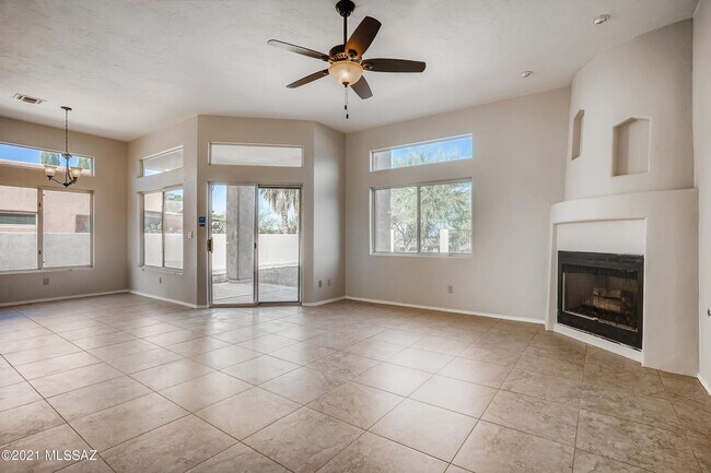 Foto del edificio - Great 3 Bedroom 2 Bath Home with Den & 3 C...