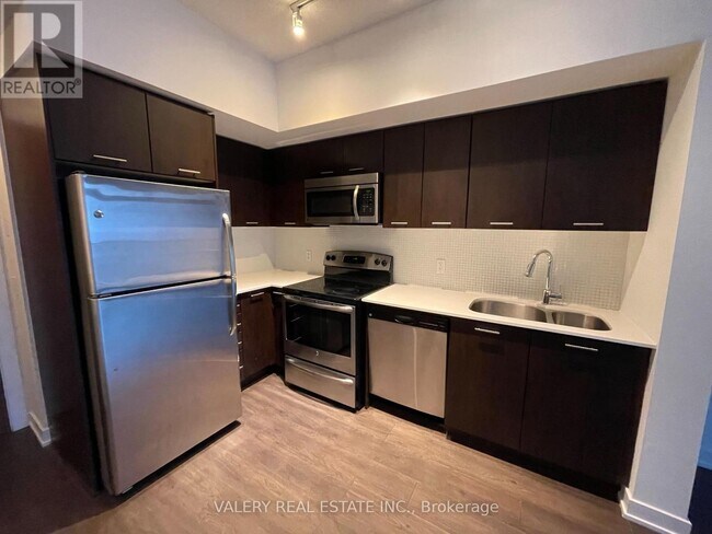 Photo du bâtiment - 2200 Lake Shore Blvd W