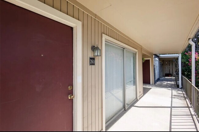 Foto del edificio - Room in Condo on Fleetwood Oaks Ave