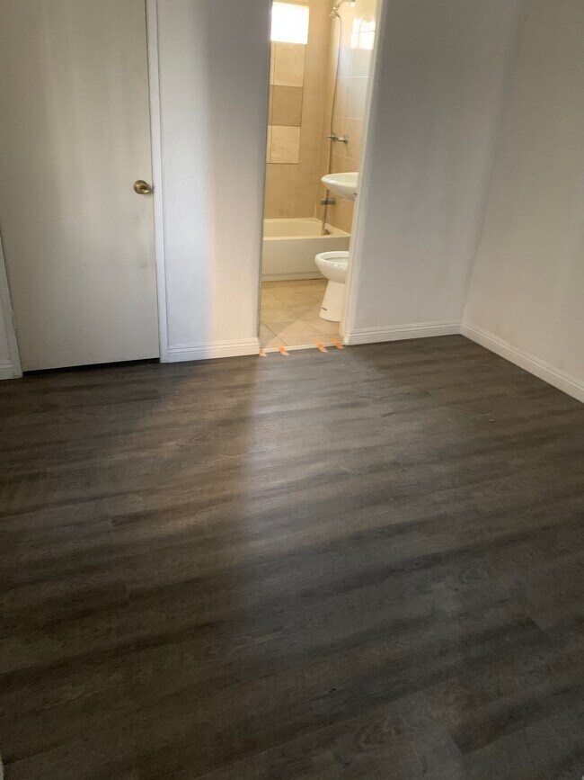 Building Photo - 910 S Marengo Ave