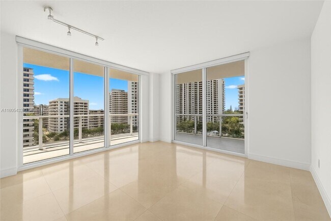 Building Photo - 10 Venetian Way