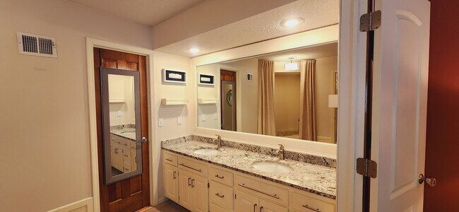 Building Photo - 7961 Alden St