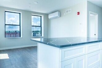 Building Photo - 967 Elm St