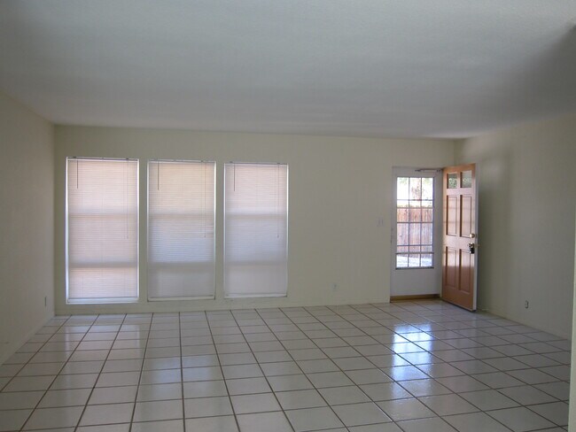Foto del edificio - 39220 Karen St