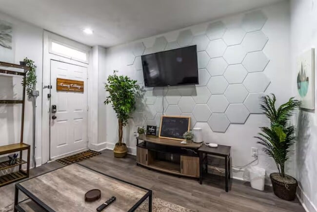 Renovated 3BR in South Side Flats | 100 Walk Score | In-Unit Laundry - Renovated 3BR in South Side Flats | 100 Walk Score | In-Unit Laundry House