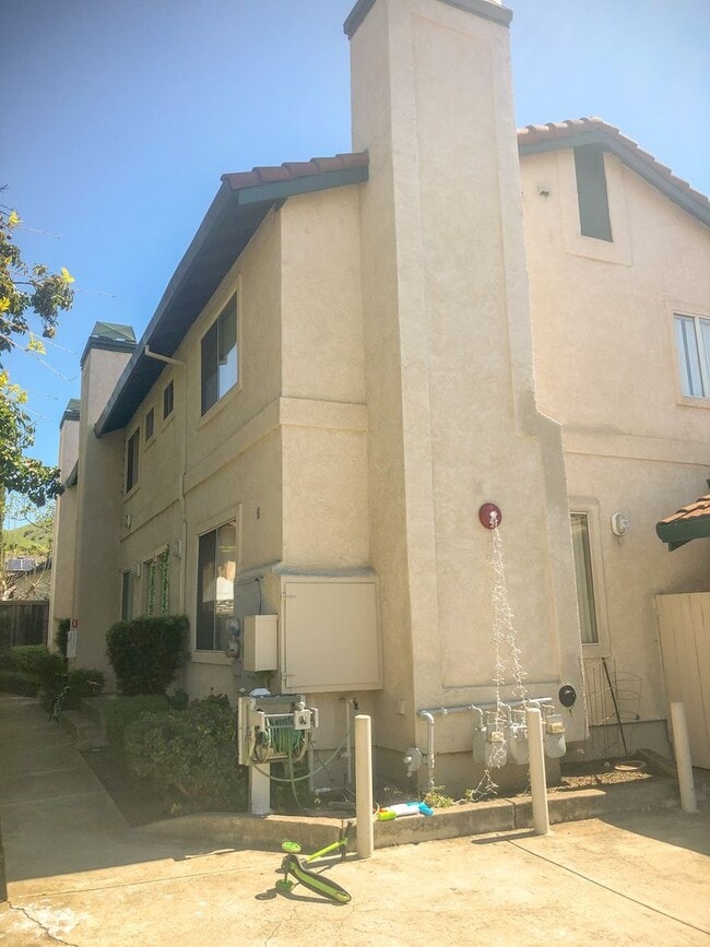Building Photo - Very Nice 2 Bed/2.5 Bath Towhhome - Right ...