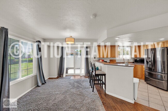 Building Photo - Row-end Townhome in Draper!