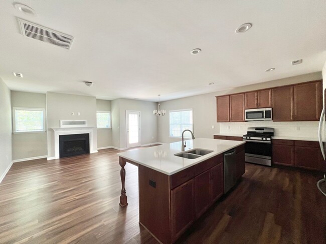 Foto del edificio - Stunning 3BD, 2.5BA Garner Townhouse with ...