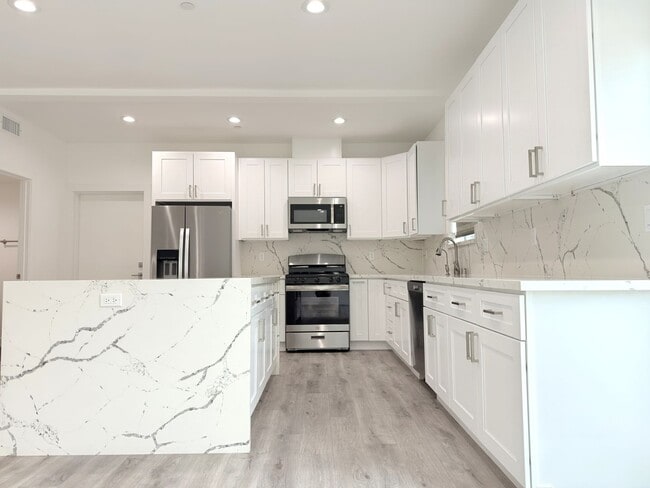 Foto del edificio - Chic Modern Living in Panorama City – 4 Be...