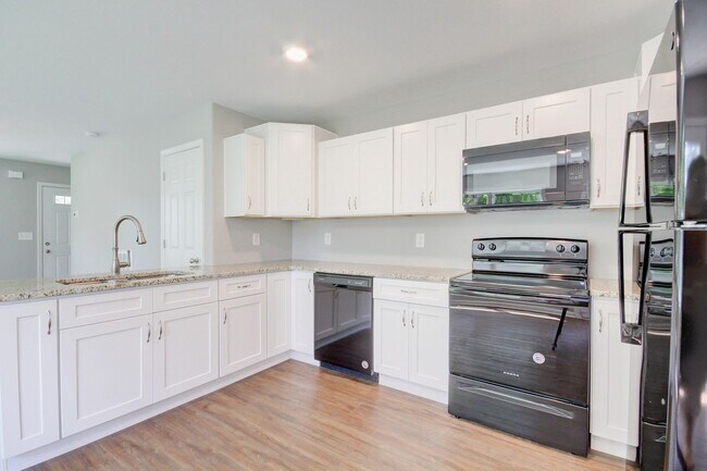 Foto del edificio - Two Story Duplex With Hardwood Flooring an...