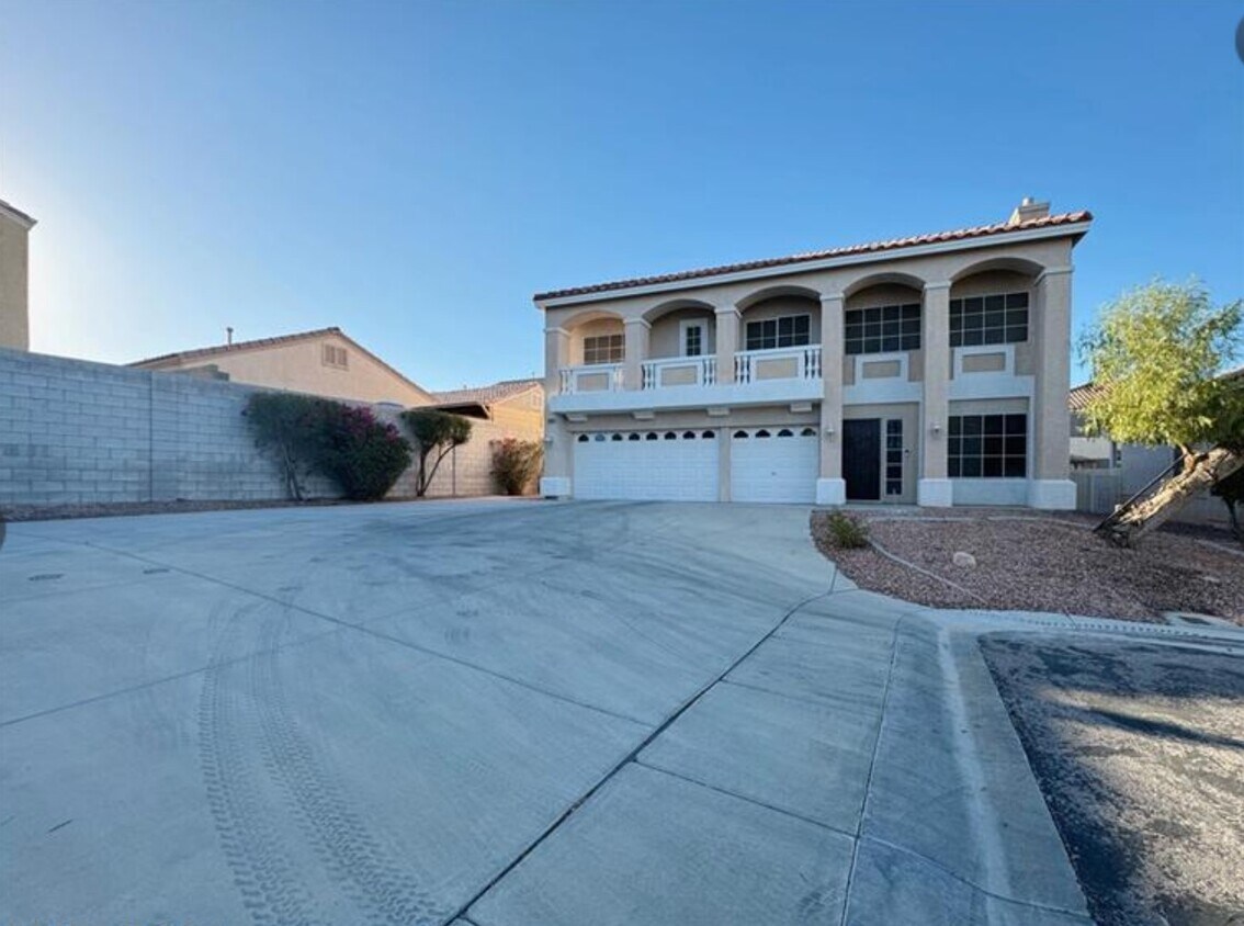 Entrada para vehículos frente a la casa - 9848 Sonora Bend Ave