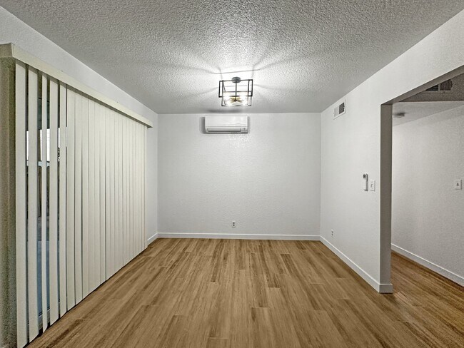 Building Photo - 1029 W Mariposa Ave