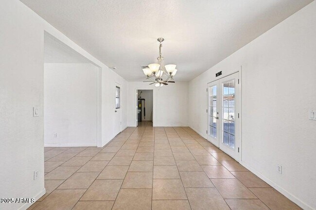 Building Photo - 1532 W 6th St