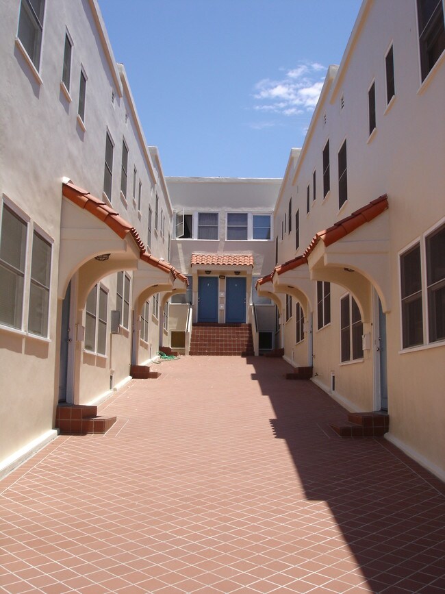 Exterior View - Courtyard - 2425 3rd St