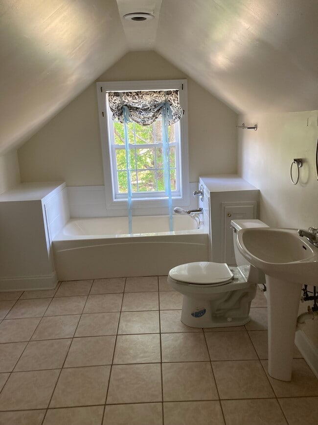 Building Photo - 100 Lude Johnson Blvd