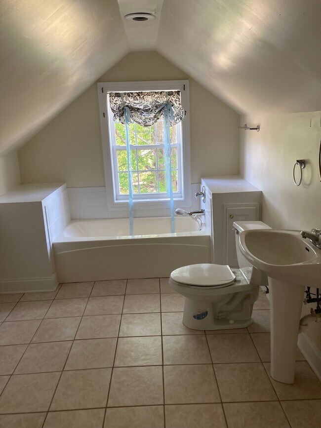 Foto del edificio - 100 Lude Johnson Blvd