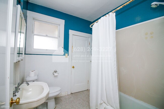 Building Photo - 1 br, 1 bath 4plex - 2226 Derby St -