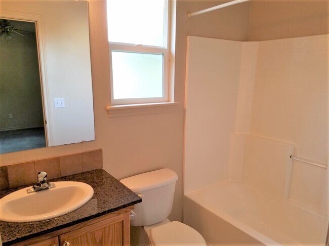 Building Photo - Nampa 3 Bedroom Home.