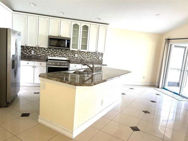 Building Photo - 2817 Maguire Dr