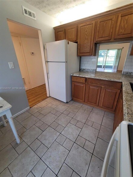Foto del edificio - 950 Hillcrest Dr
