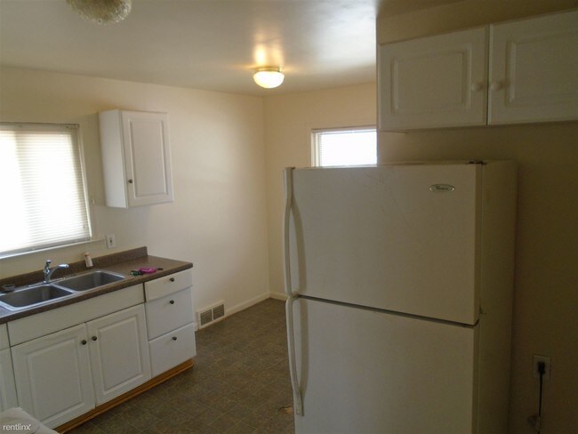 Building Photo - 3 br, 1.5 bath House - 20221 Russell St