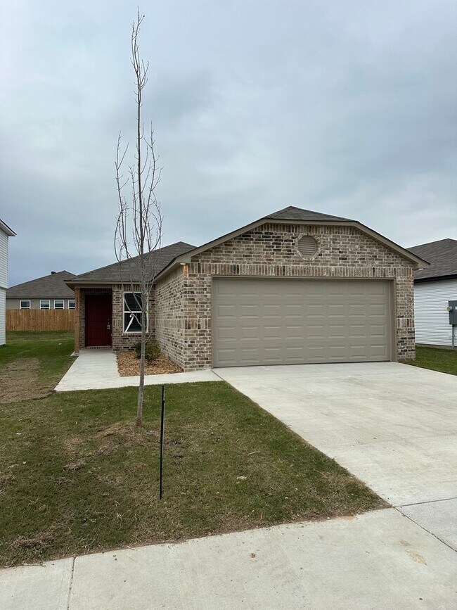 Foto del edificio - NEW Three Bedroom | Two Bath Home in White...