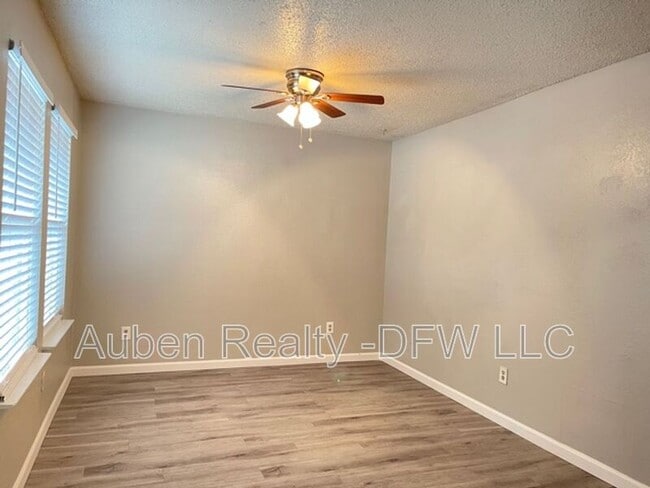 Building Photo - 327 SE 3rd St