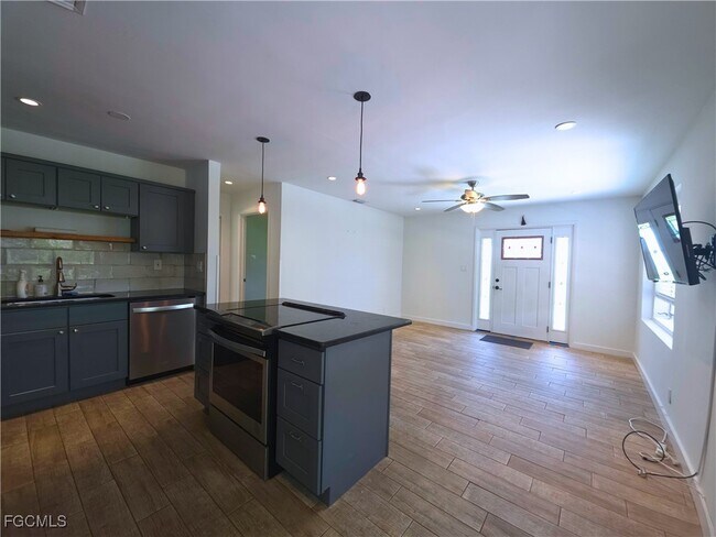 Foto del edificio - 1915 Llewellyn Dr