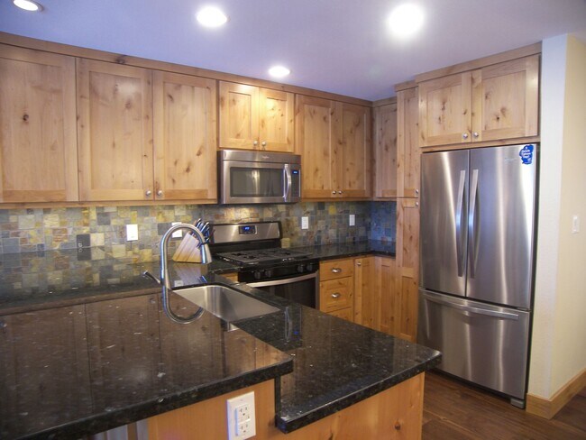 Foto del edificio - 3 Bedroom with a Summer Pool - Across from...