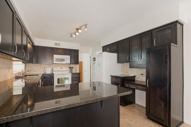 Building Photo - 510 NE Summit Dr