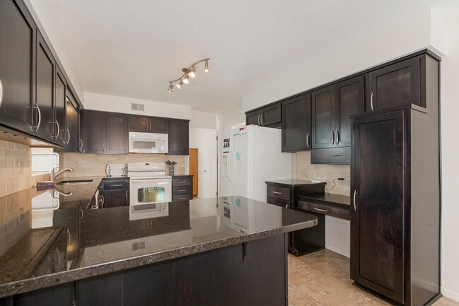 Building Photo - 548 NE Summit Dr