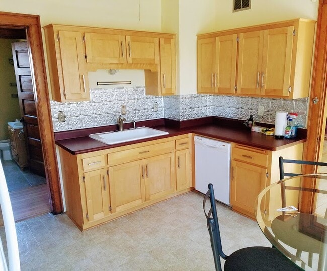 Kitchen - 2531 S Brisbane Ave