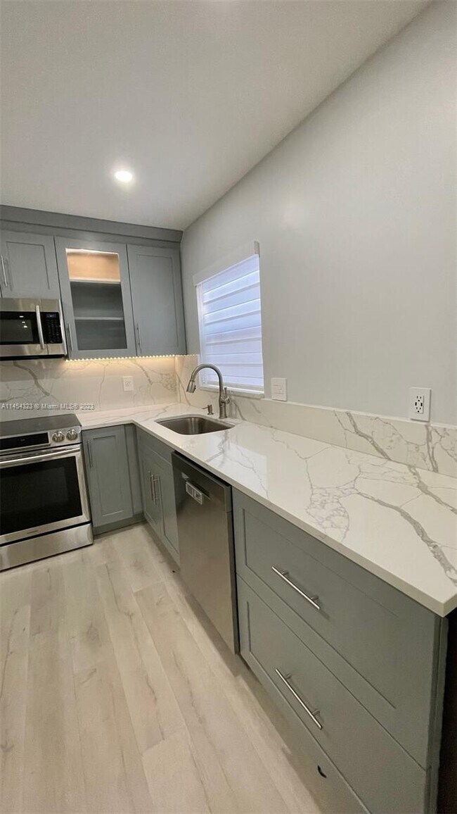 Building Photo - 2650 Carambola Cir N