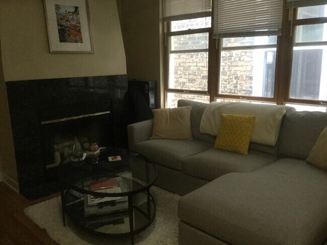 Foto del edificio - 1327 N Ashland Ave