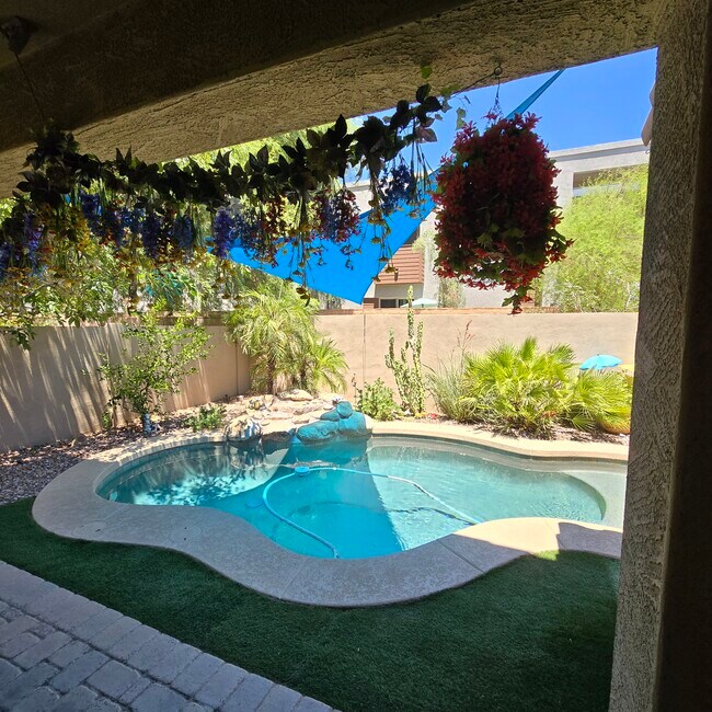 Piscina de tamaño perfecto con un ambiente relajante. - 280 E Indigo Dr