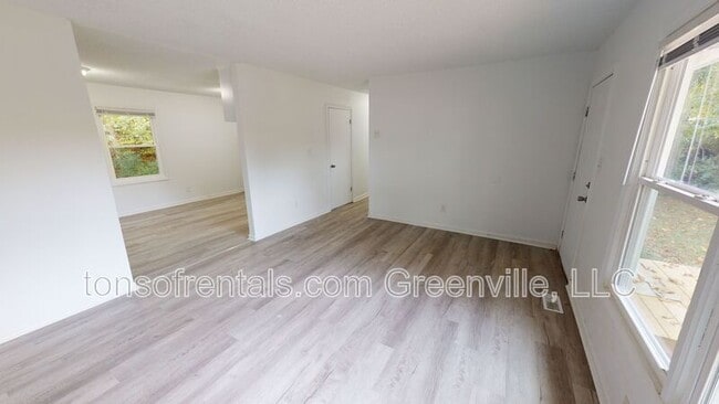 Foto del edificio - 233 Camellia Cir