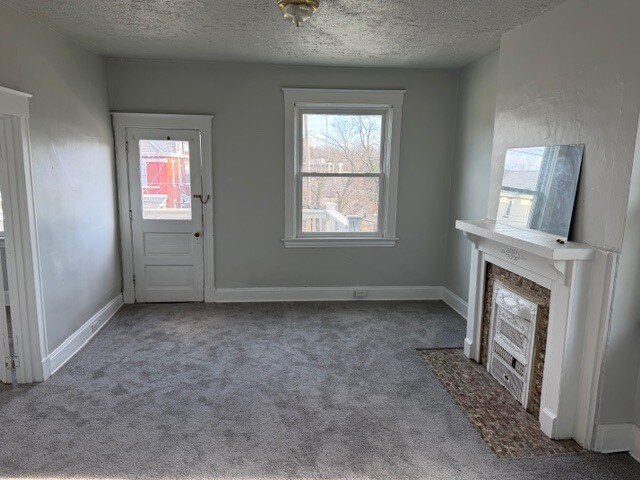 Sala de estar del segundo piso - 2025 Burnet Ave