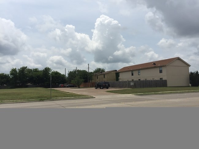 Building Photo - 746-770 NW Summercrest