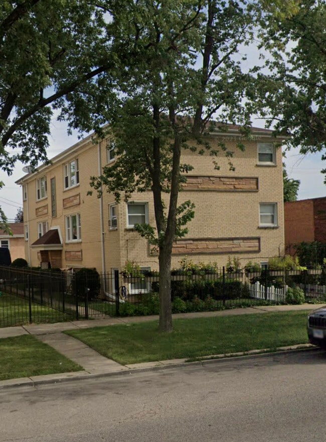 Building Photo - 7722 W Belmont Ave