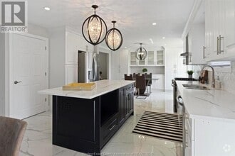 Building Photo - 2039 Roxanne Cres