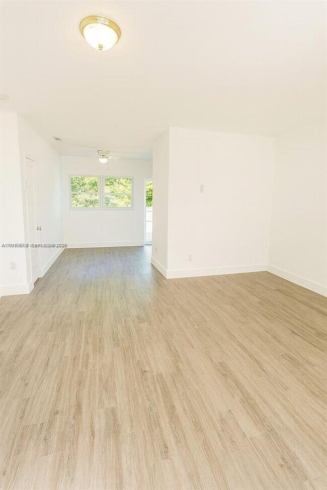 Foto del edificio - 5825 SW 9th Terrace