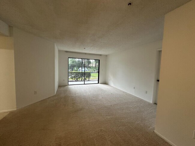 Foto del edificio - 6002 Laketree Ln