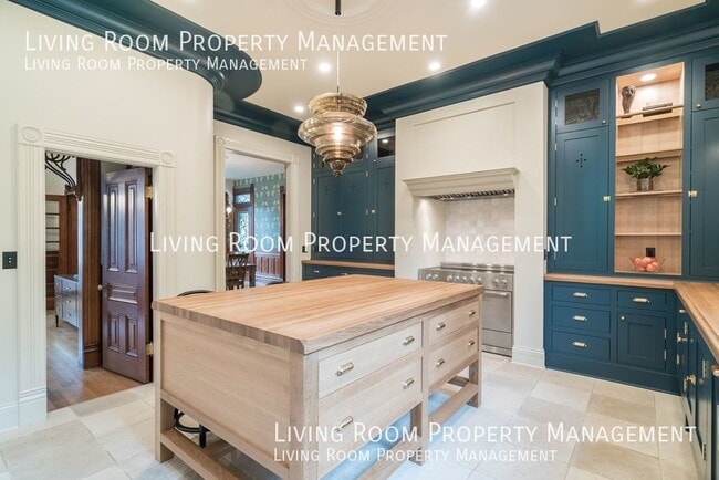 Building Photo - Stunning and Elegant Victorian Home!