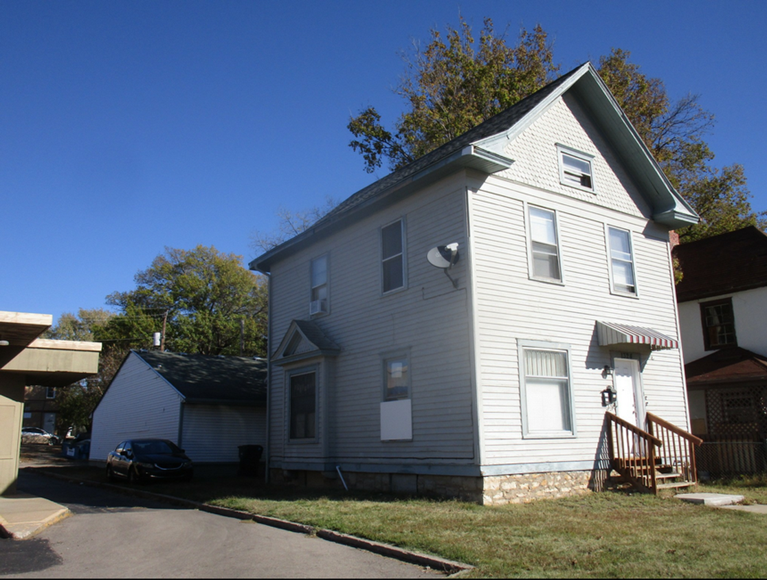 Primary Photo - Nice, affordable 1BR lower level half duplex