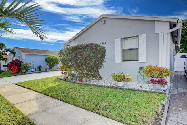 Building Photo - 5882 Lincoln Cir W